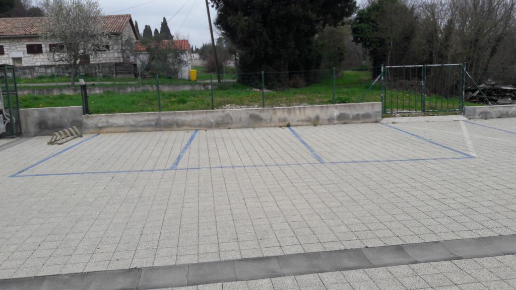Manto Free Parking *